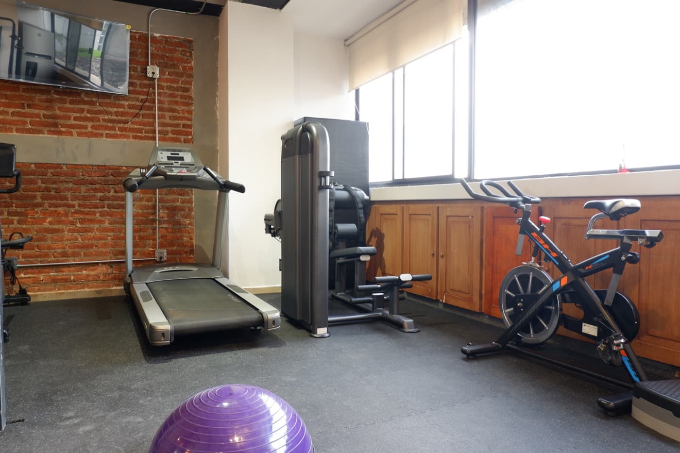 Equipo de entrenamiento del gimnasio clínico